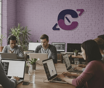 Equipo de Cromneon trabajando en un proyecto